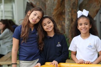 niñas-de-primaria-en-el-patio-tomando-recreo-en-lux-mundi